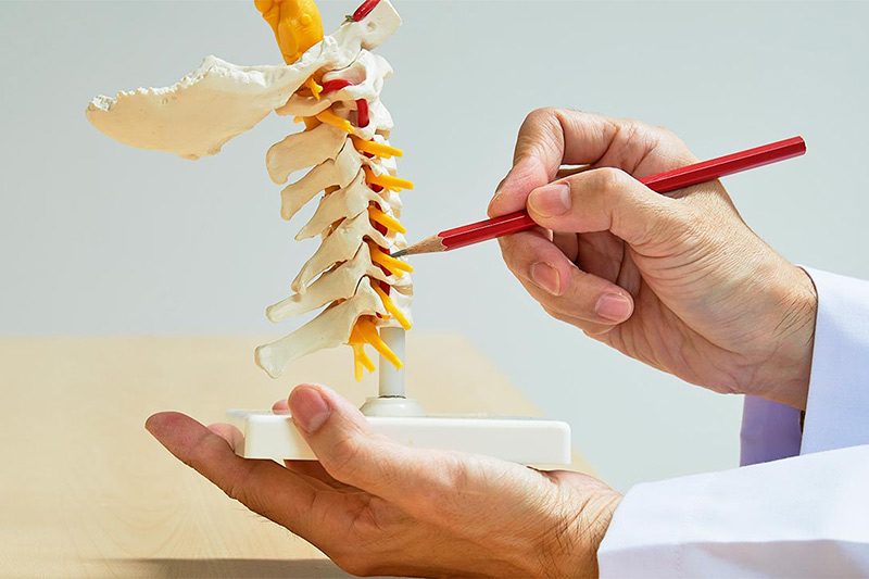 medico indicando la dolencia de hernia discal