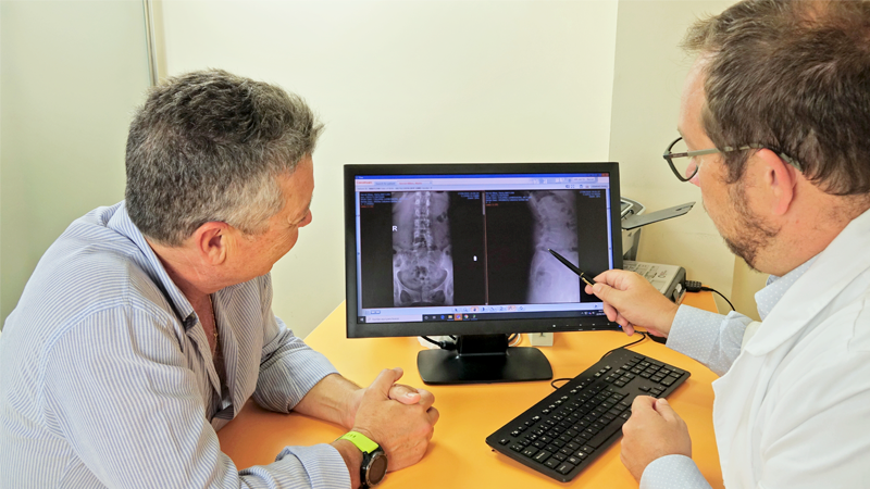 doctor y paciente mirando una radiografia